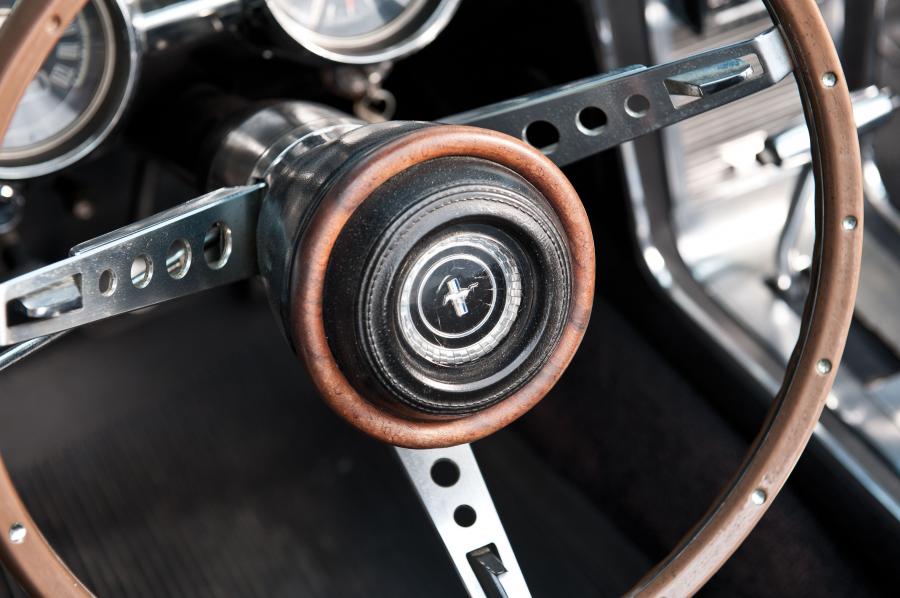 Детали интерьера Ford Mustang Convertible 1967 года  (фото 22 из 44)